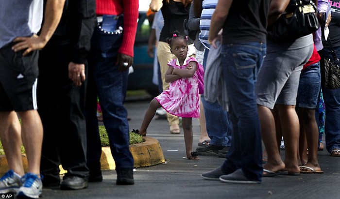 Cô bé Kezia Gipson 3 tuổi đứng chờ bà đi bỏ phiếu tại Ft Lauderdale, Florida.